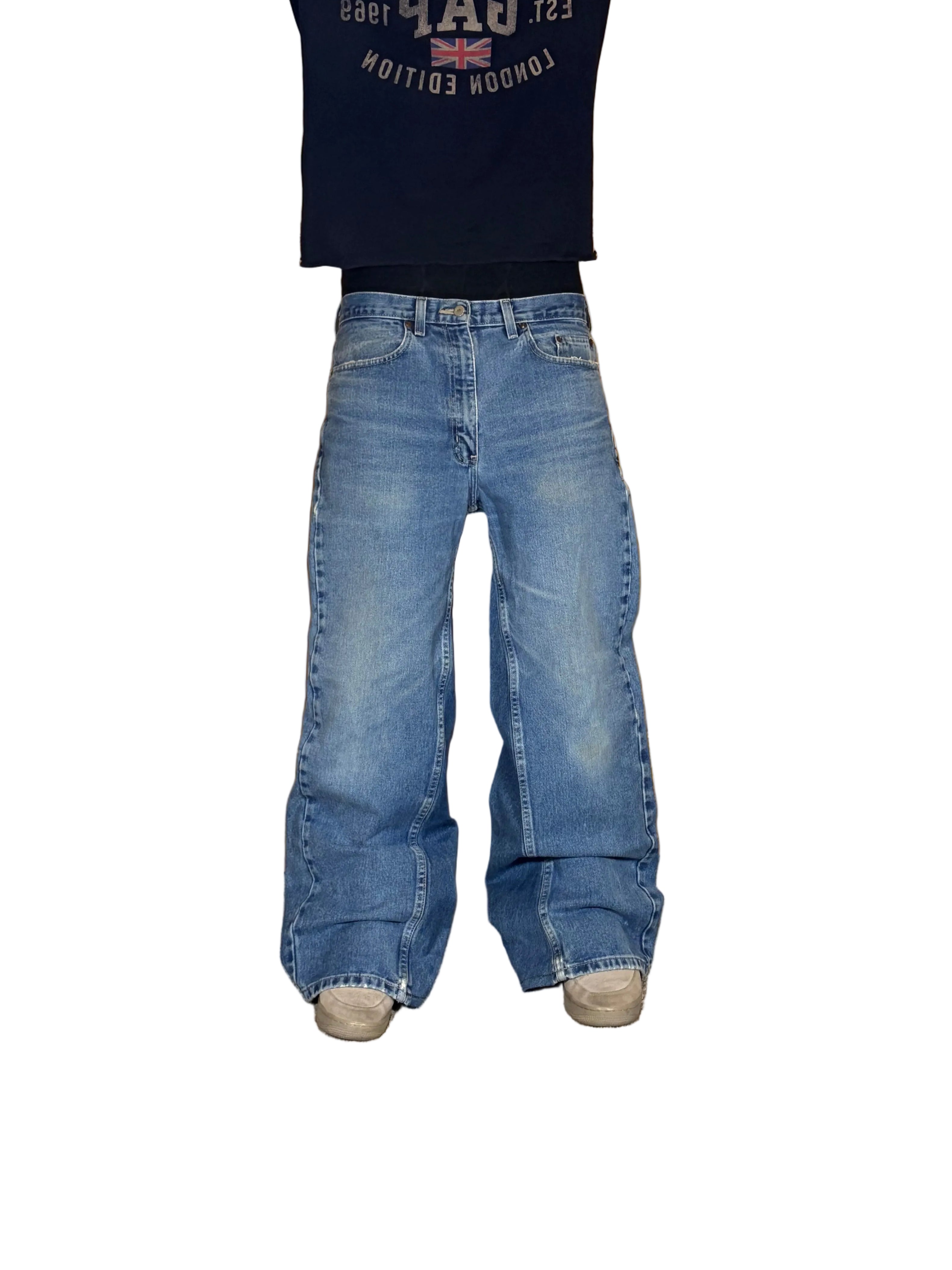 Light blue vintage baggy jeans. Size: 32x30