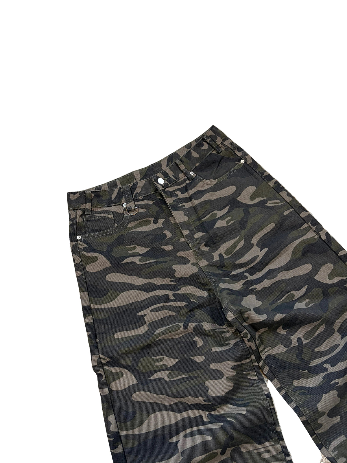 Dark camo baggy ESSENTIAL jeans.