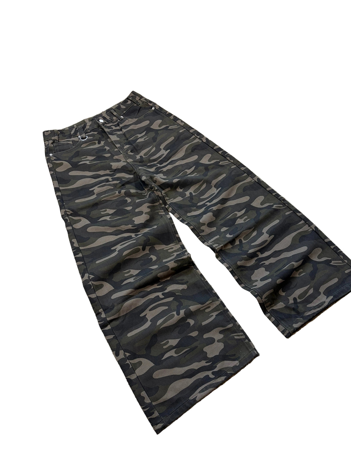 Dark camo baggy ESSENTIAL jeans.