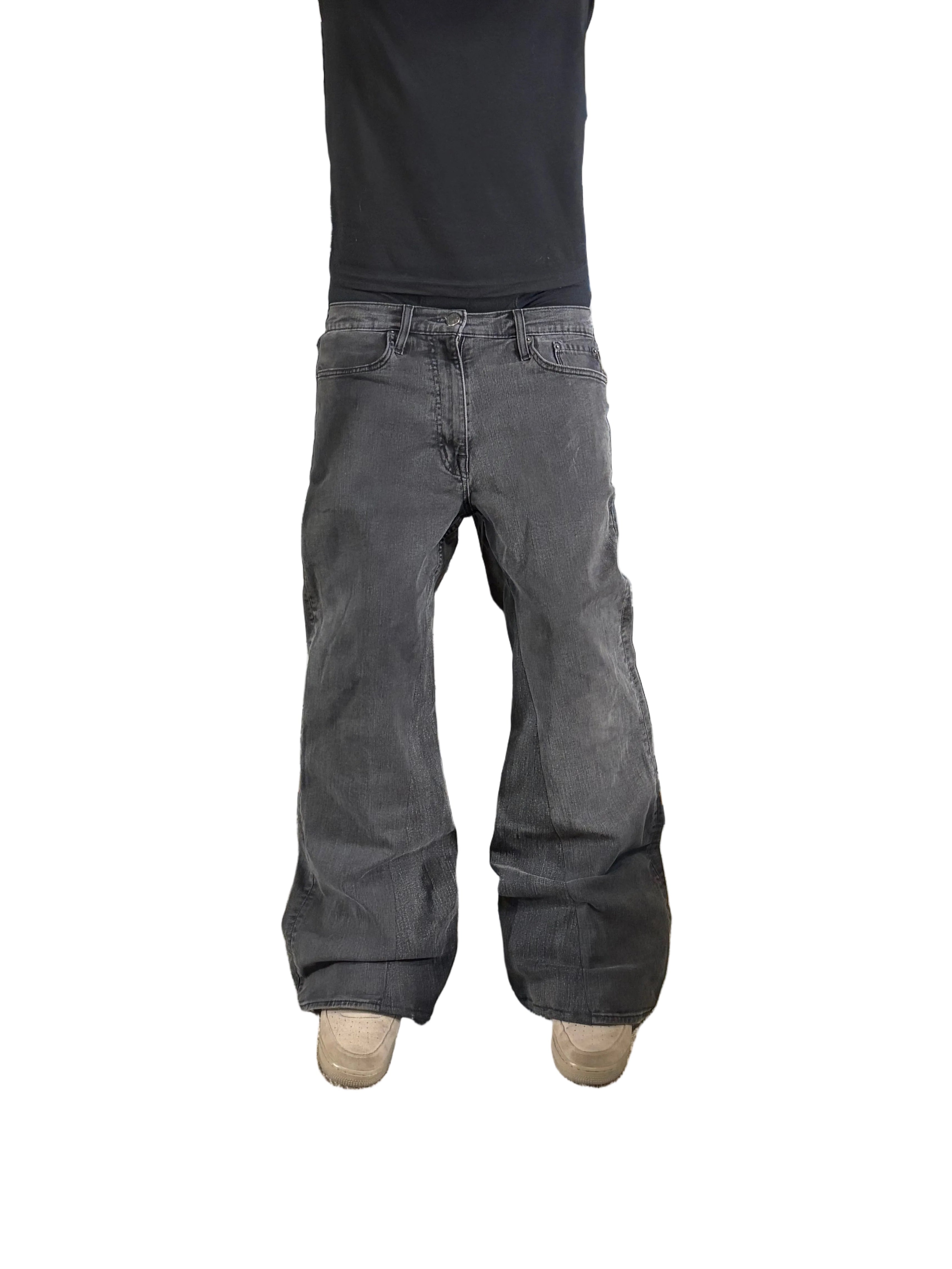 Dark gray baggy flared jeans. Size: 32x32
