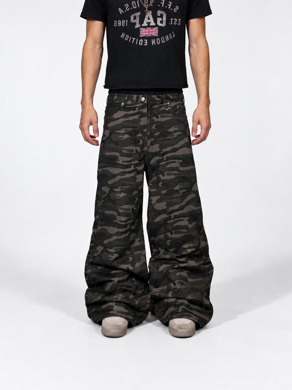 Dark camo baggy ESSENTIAL jeans.